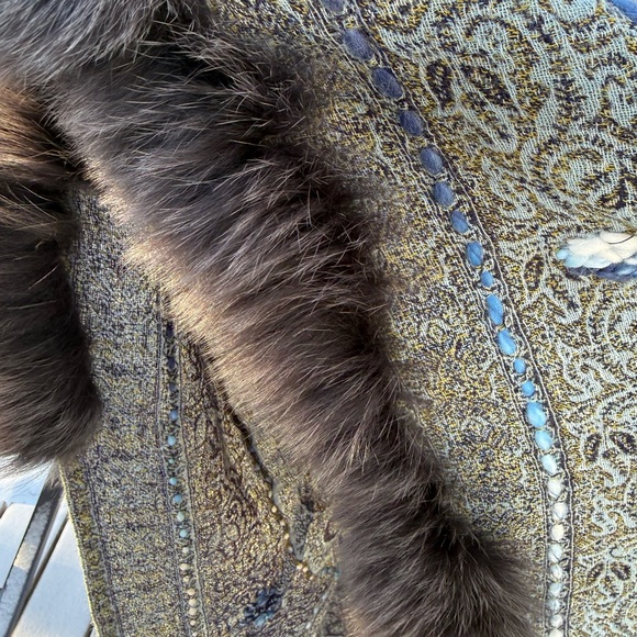 Elegant Blue Paisley Shawl with Fur Trim - Picture 9 of 12